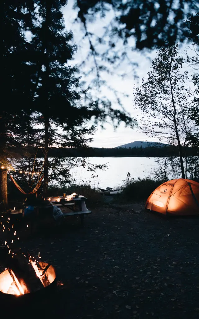 Site de camping et feu de camp dans le secteur Saint-Daniel du Parc national de Frontenac à Adstock