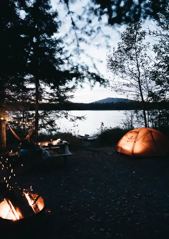 Site de camping et feu de camp dans le secteur Saint-Daniel du Parc national de Frontenac à Adstock