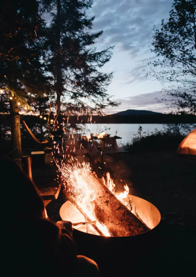 Feu de camp en camping dans le secteur Saint-Daniel du Parc national de Frontenac à Adstock