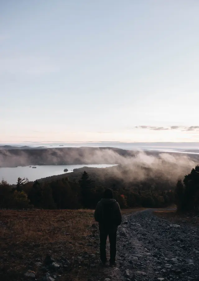 Vue du sommet du Mont Adstock au lever du soleil à la Station récréotouristique du mont Adstock à Adstock