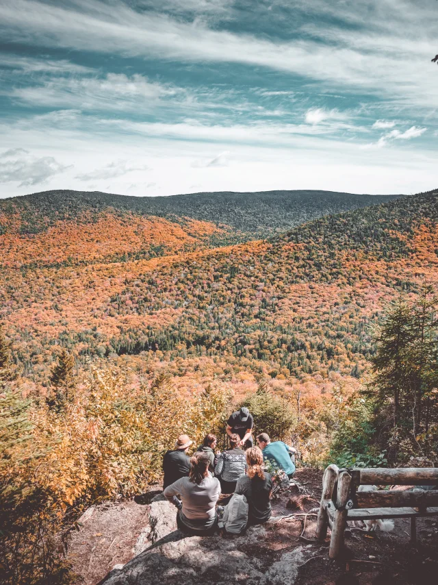 Un groupe de personnes à un point d'observation du Mont Chocolat au Parc du Massif du Sud à Saint-Philémon
