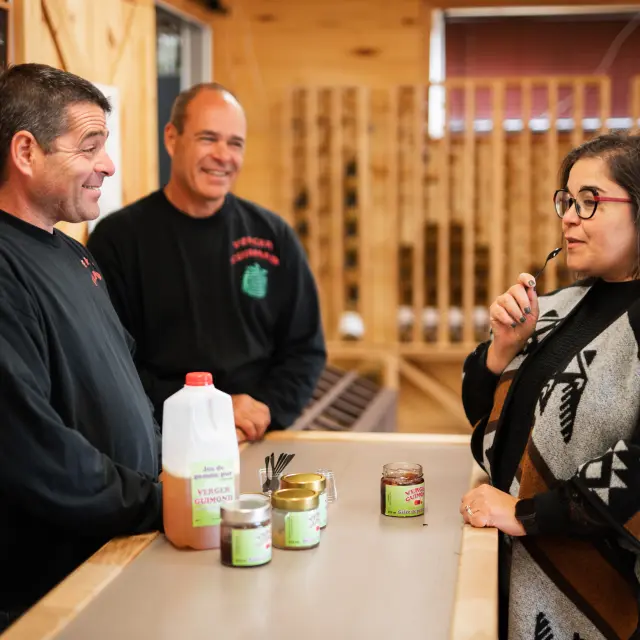 Dégustation de produit de la pomme au Verger Guimond à Cap-Saint-Ignace