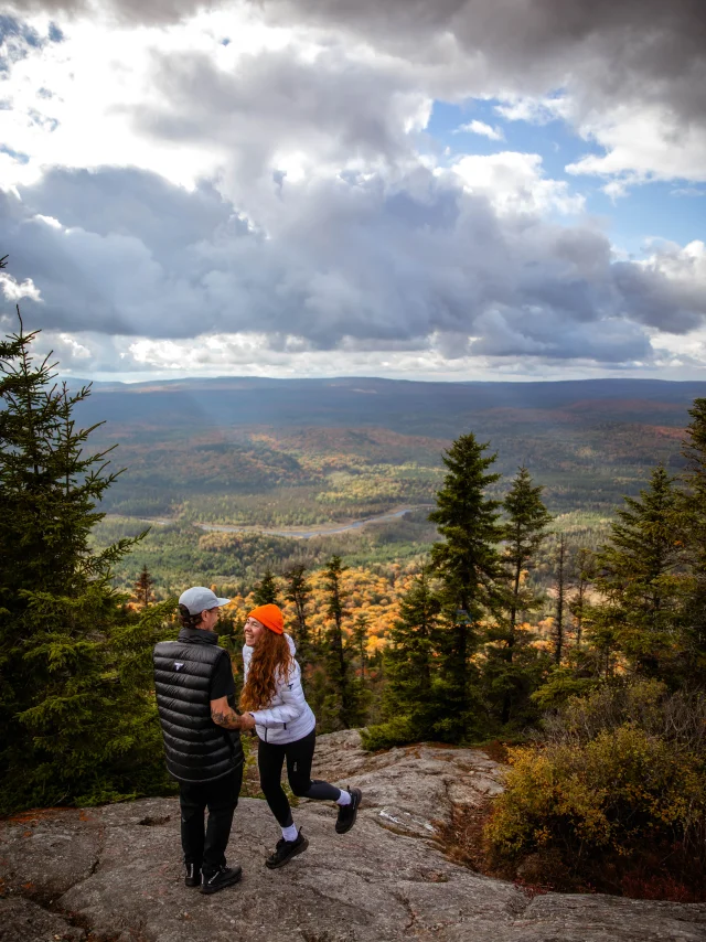 Un couple au sommet de la montagne Grande-Coulée du Parc des Appalaches à Saint-Paul-de-Montminy