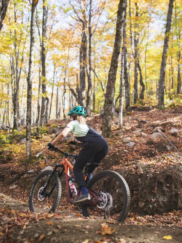 Dans un sentier de vélo de Montagne à la Station touristique Massif du Sud à Saint-Philémon
