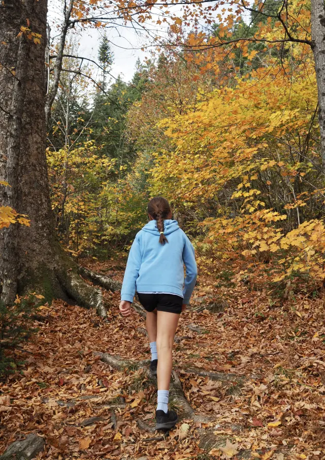 Jeune fille dans le parcours des Abris-sous-roche au Parc du Massif du Sud à Saint-Philémon