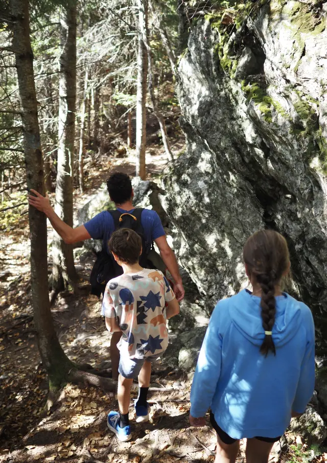 Famille dans le parcours des Abris-sous-roche au Parc du Massif du Sud à Saint-Philémon