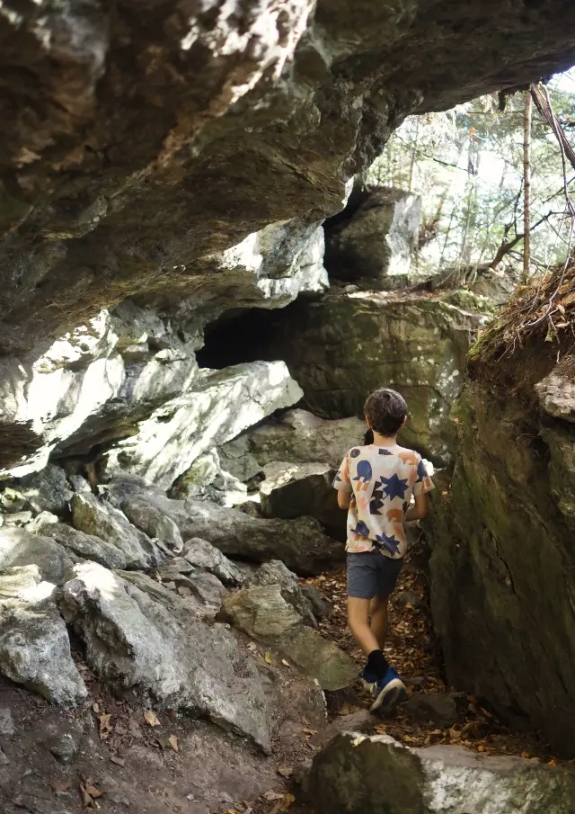 Jeune garçon dans le parcours des Abris-sous-roche au Parc du Massif du Sud à Saint-Philémon