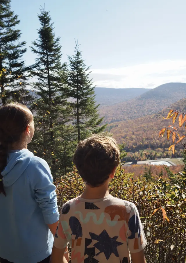 Frère et soeur dans le Sentier Parcours des Abris sous-roche du Parc du Massif du Sud à Saint-Philémon