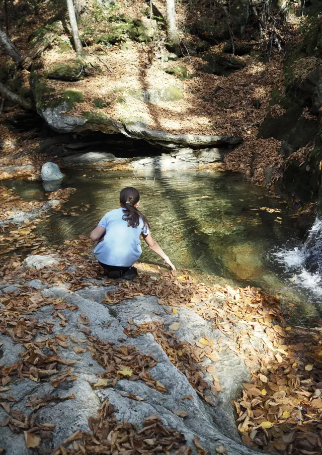 Jeune fille dans le Sentier des Bassins au Parc du Massif du Sud à Saint-Philémon