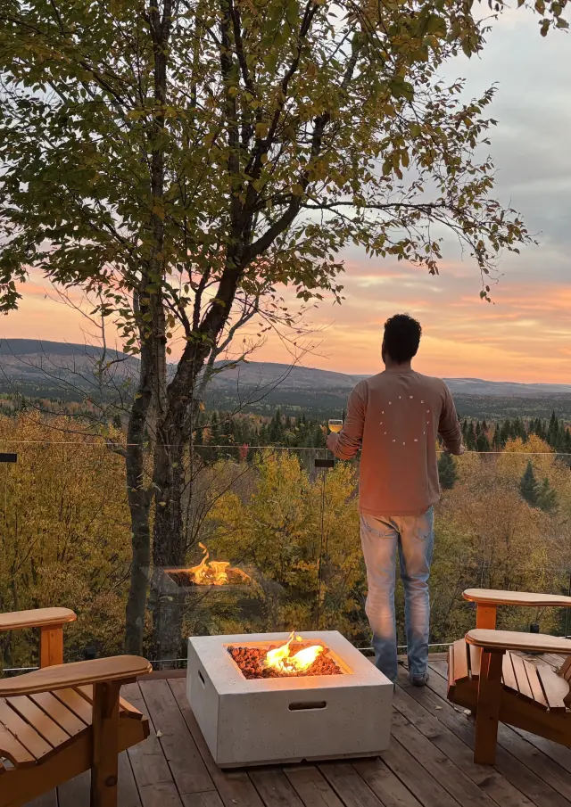 Apéro au couché de soleil sur la terrasse avec foyer à Dômes Bellechasse à Saint-Luc-de-Bellechasse