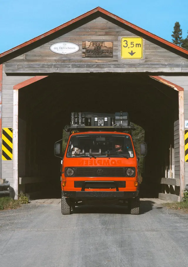 Van traversant le Pont des Défricheurs du Parc des Appalaches, situé à Sainte-Lucie-de-Beauregard