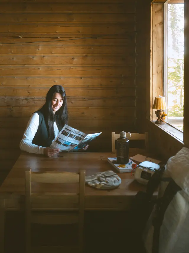 Lecture du dépliant du Parc des Appalaches dans le refuge du martin-pêcheur, situé à Sainte-Lucie-de-Beauregard