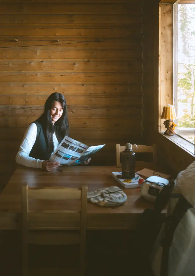 Lecture du dépliant du Parc des Appalaches dans le refuge du martin-pêcheur, situé à Sainte-Lucie-de-Beauregard