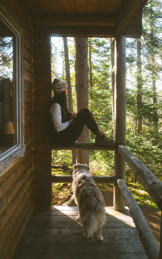 Moment détente sur la galerie du refuge du martin-pêcheur du Parc des Appalaches, situé à Sainte-Lucie-de-Beauregard