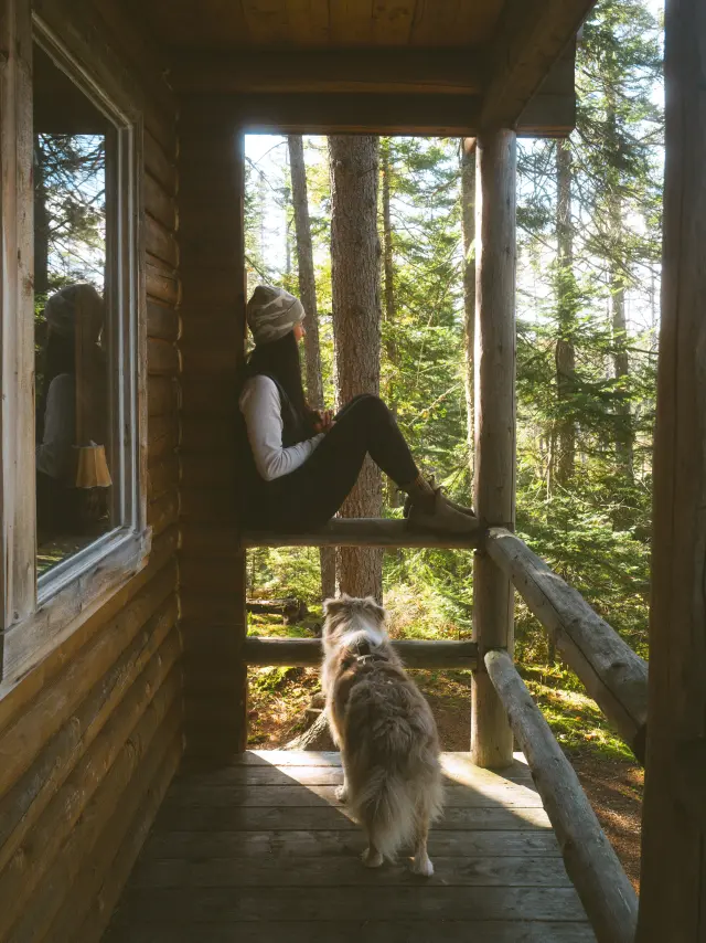 Moment détente sur la galerie du refuge du martin-pêcheur du Parc des Appalaches, situé à Sainte-Lucie-de-Beauregard