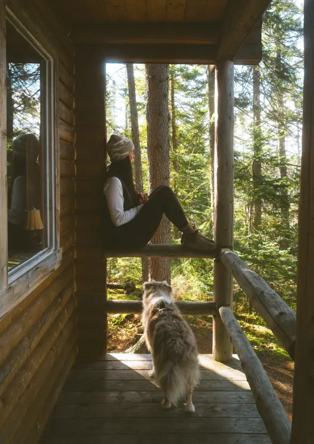 Moment détente sur la galerie du refuge du martin-pêcheur du Parc des Appalaches, situé à Sainte-Lucie-de-Beauregard