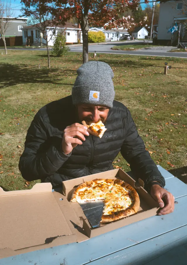 Dégustation d'une pizza à l'extérieur de Au Fourneau, situé à Saint-Paul-de-Montmigny