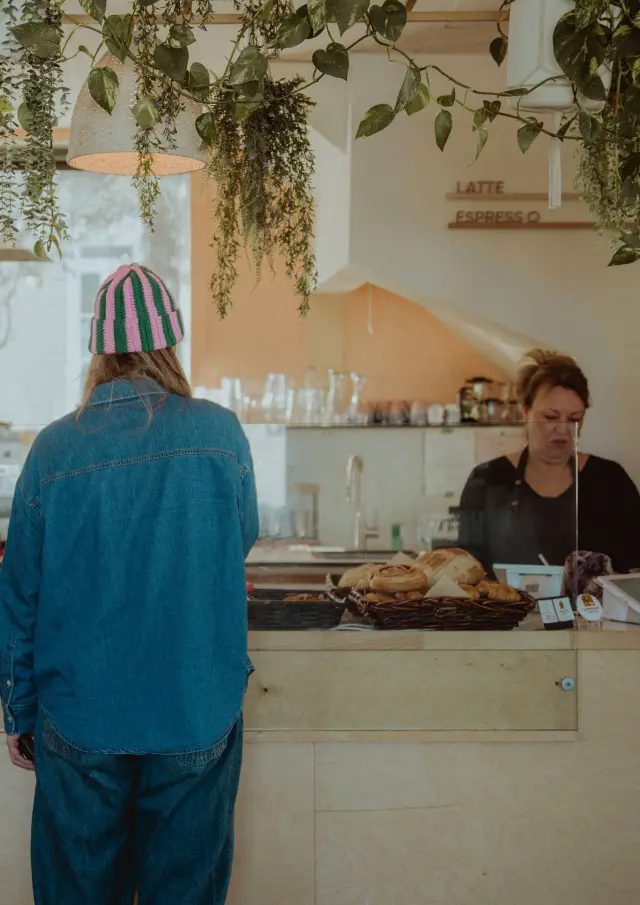 Commande au comptoir au Caravane Café à Sainte-Croix