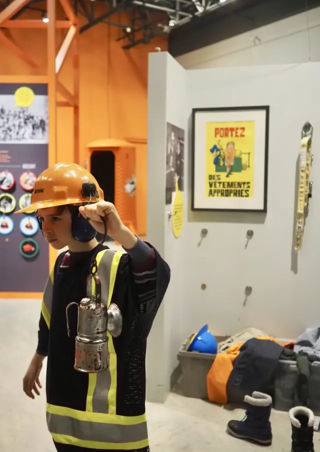 Jeune garçon ayant enfilé un habit de minier au Musée Minéro de Thetford Mines