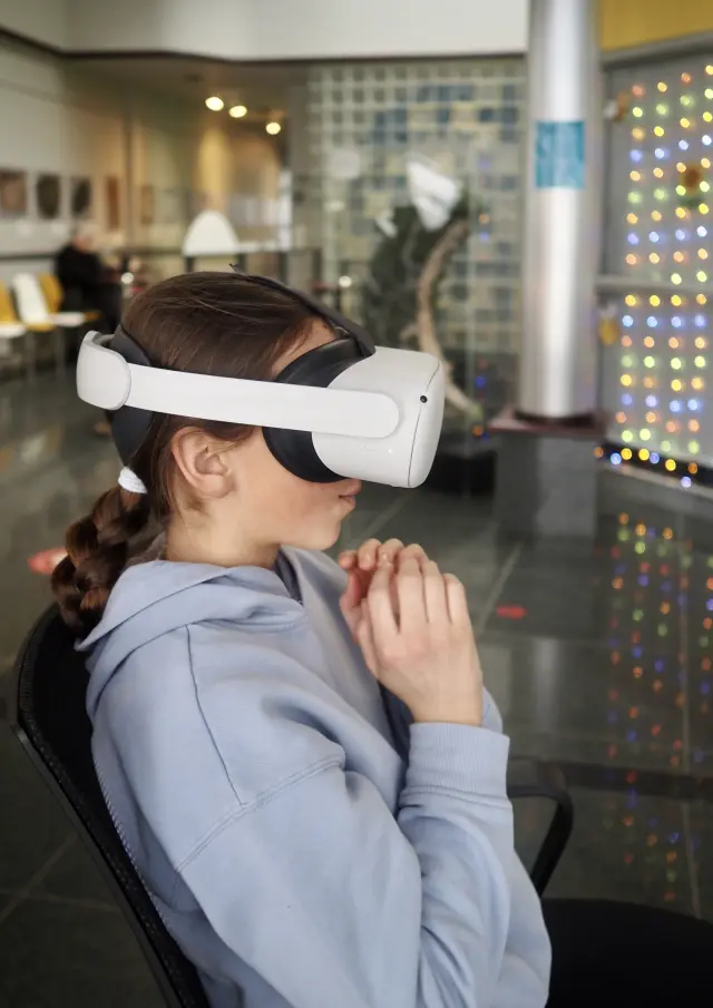 Jeune fille effectuant une visite minière en réalité virtuelle au Musée Minéro à Thetford Mines