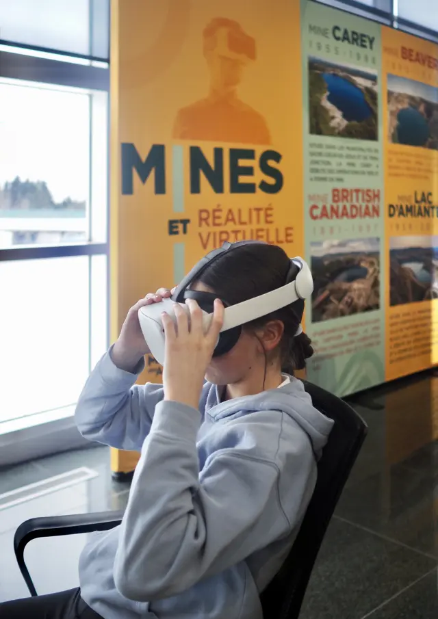 Jeune fille effectuant une visite minière en réalité virtuelle au Musée Minéro à Thetford Mines