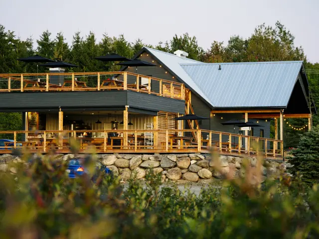 La terrasse de deux étages de la Bleuetiere Marland à Sainte-Marie