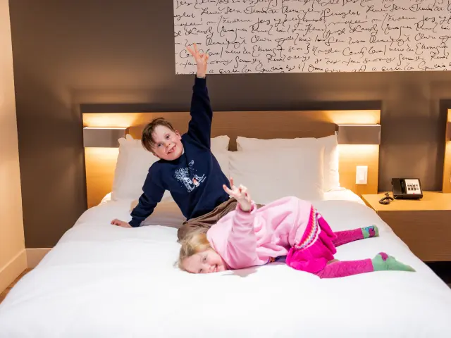 Enfants profitant du grand lit à La Cache du Golf de Beauceville