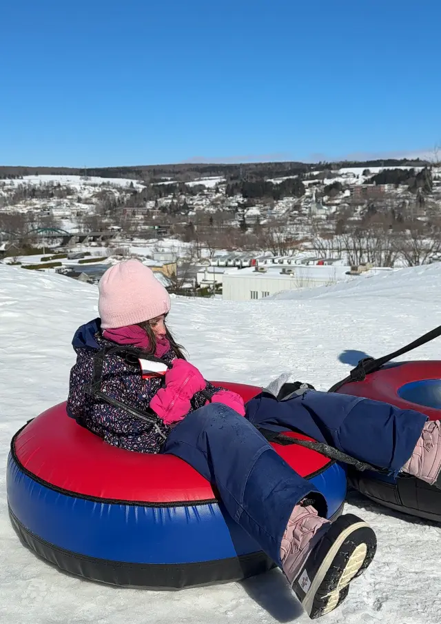 Enfants profitant des glissades sur tubes au Club Ski Beauce de Vallée-Jonction