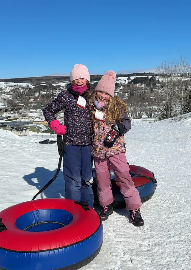 Enfants profitant des glissades sur tubes au Club Ski Beauce de Vallée-Jonction