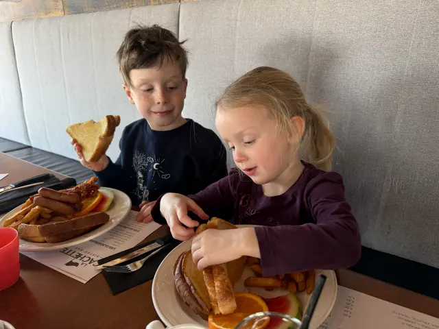 Enfants profitant du petit déjeuner à La Cache du Golf de Beauceville