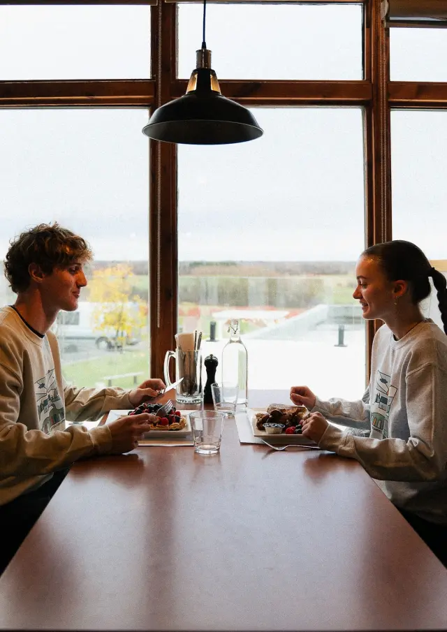 Couple qui déjeune chez Les Bleuets du Vire-Crêpes à Lévis