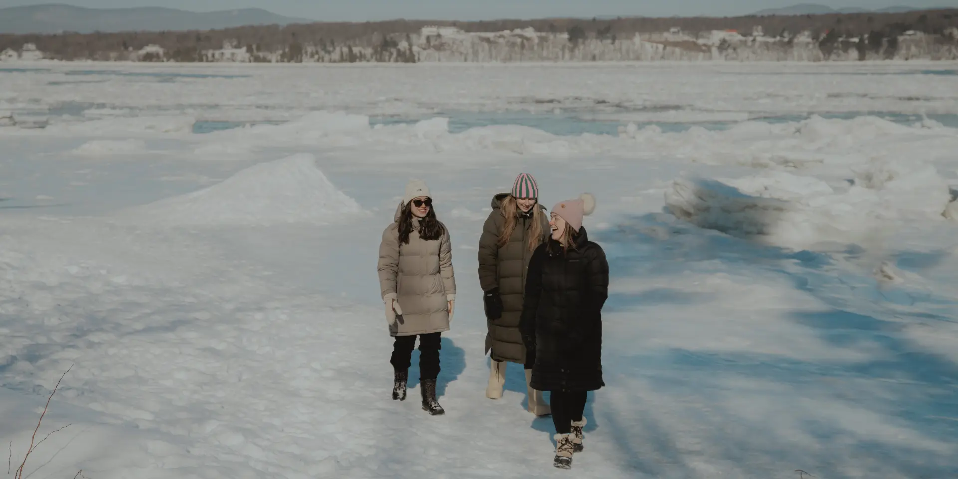 Marche hivernale entre amies près du fleuve au Parc Pointe-de-la-Martinière à Lévis