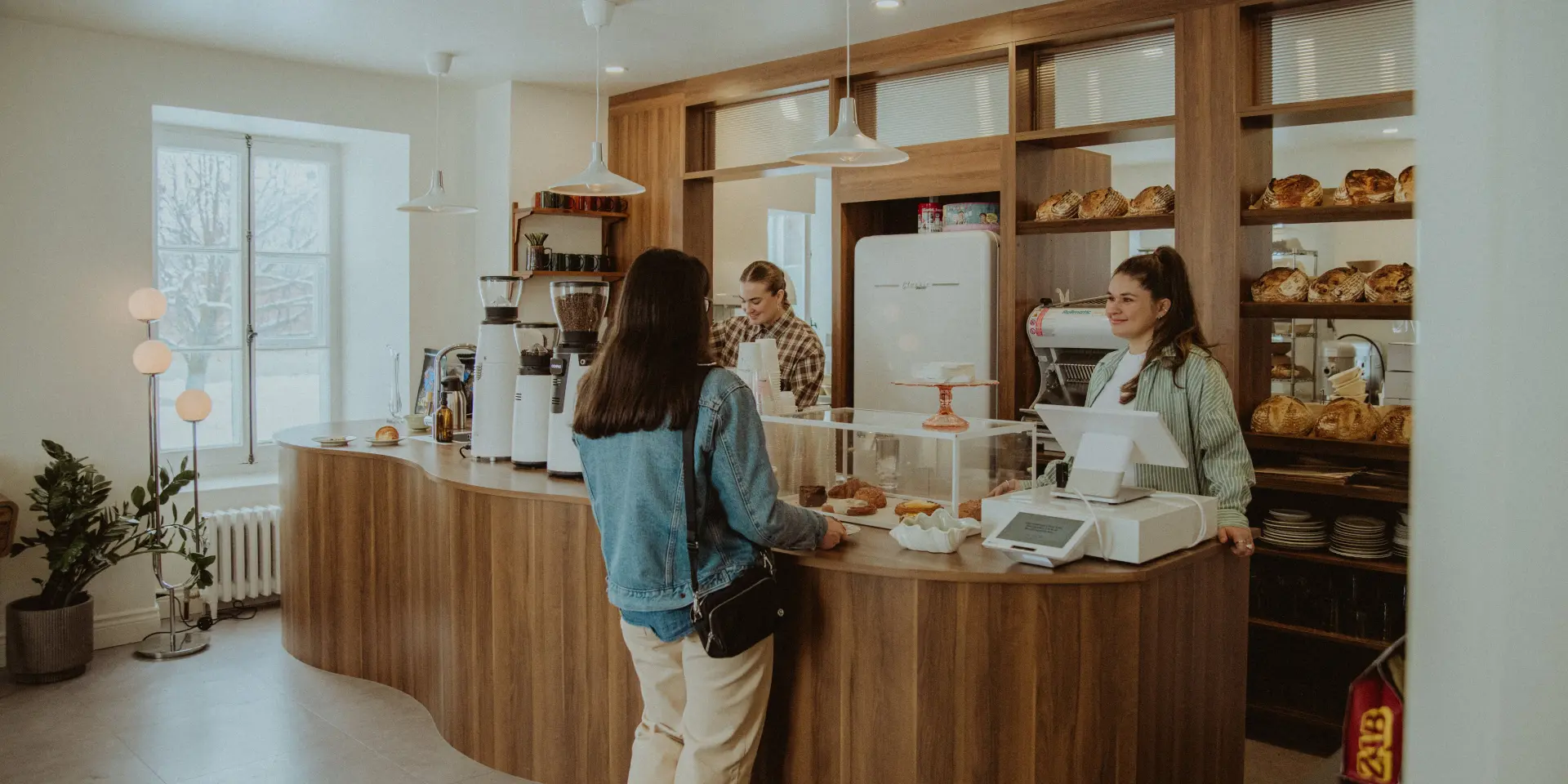 Cliente qui commande au comptoir chez Les Madames Café & Boulangerie à Saint-Bernard