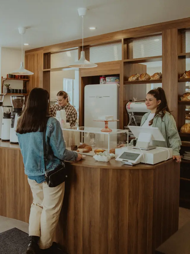 Cliente qui commande au comptoir chez Les Madames Café & Boulangerie à Saint-Bernard
