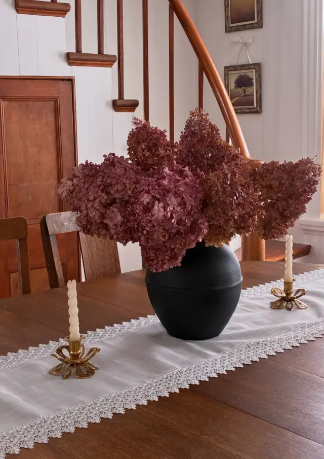 Table à diner de la Maison Hortensia-Gîte d'élégance champêtre à Saint-Michel-de-Bellechasse