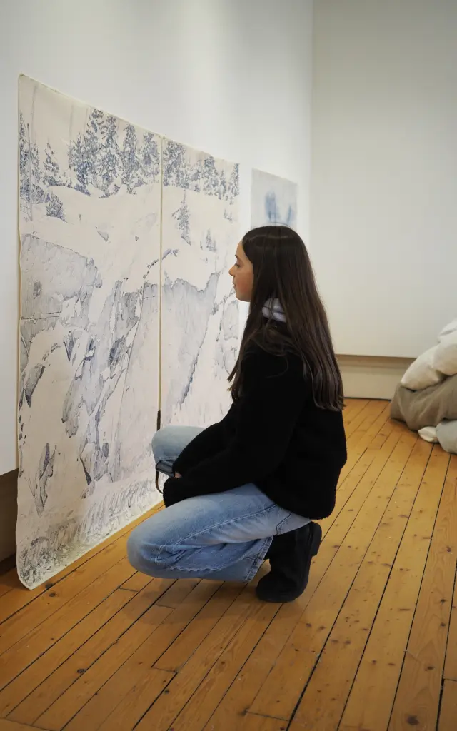Jeune fille devant une œuvre à l'Espace culturel du quartier Saint-Nicolas à Lévis