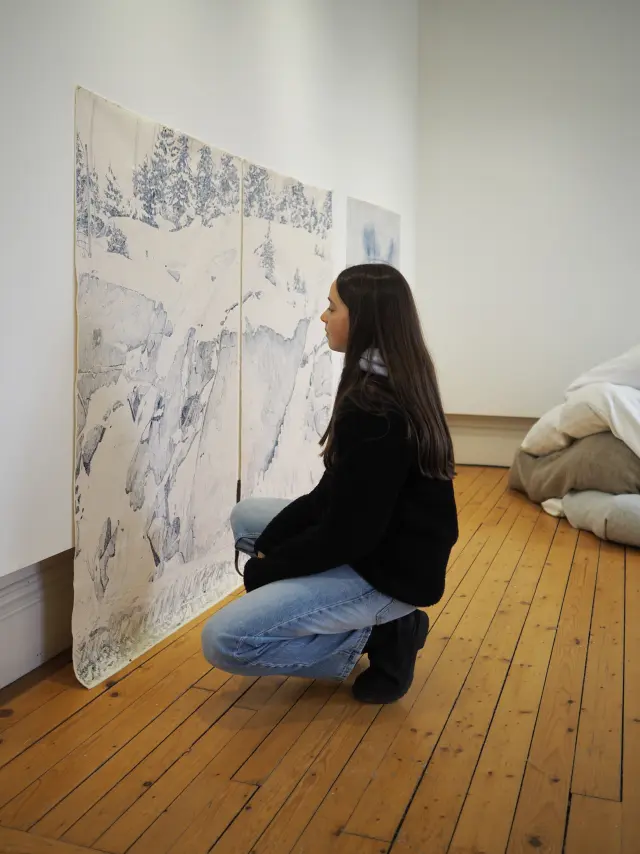 Jeune fille devant une œuvre à l'Espace culturel du quartier Saint-Nicolas à Lévis