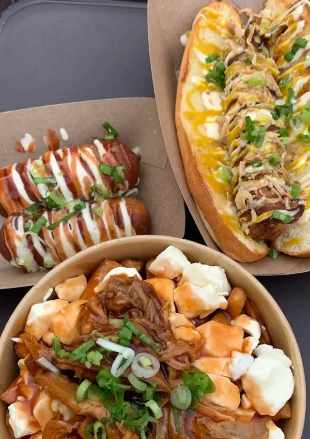 Pogo maison, hot dog et poutine du Bus Stop Casse-Croûte à Beaumont