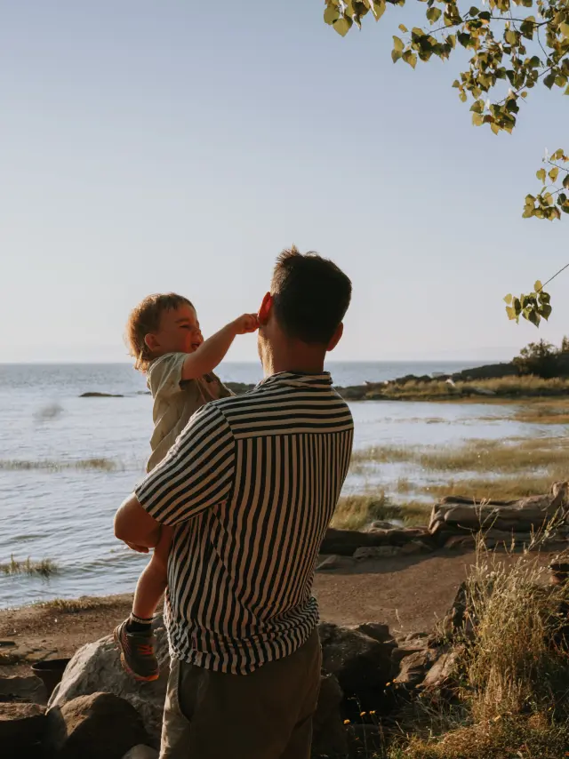 Père et enfant appréciant la vue sur le fleuve au Camping et chalets de la Demi-Lieue à Saint-Jean-Port-Joli
