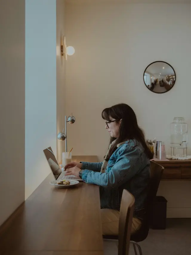 Faire du télétravail en prenant un café, Les Madames Café & Boulangerie | Saint-Bernard