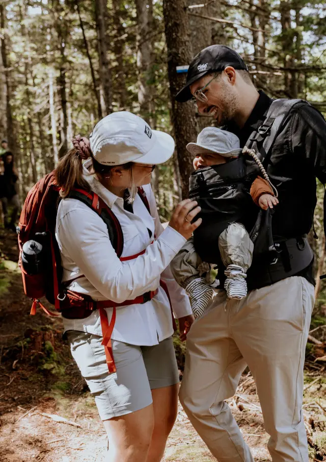marche en famille avec porte-bébé au Morne à Giroux à Saint-Luc-de-Bellechasse dans les Etchemins.