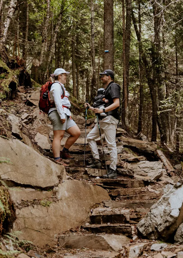 marche en famille avec porte-bébé au Morne à Giroux à Saint-Luc-de-Bellechasse dans les Etchemins.