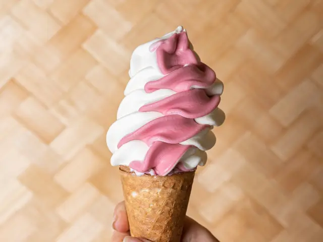 Crème molle marbrée vanille-framboise chez Les Pères Nature de Saint-Georges