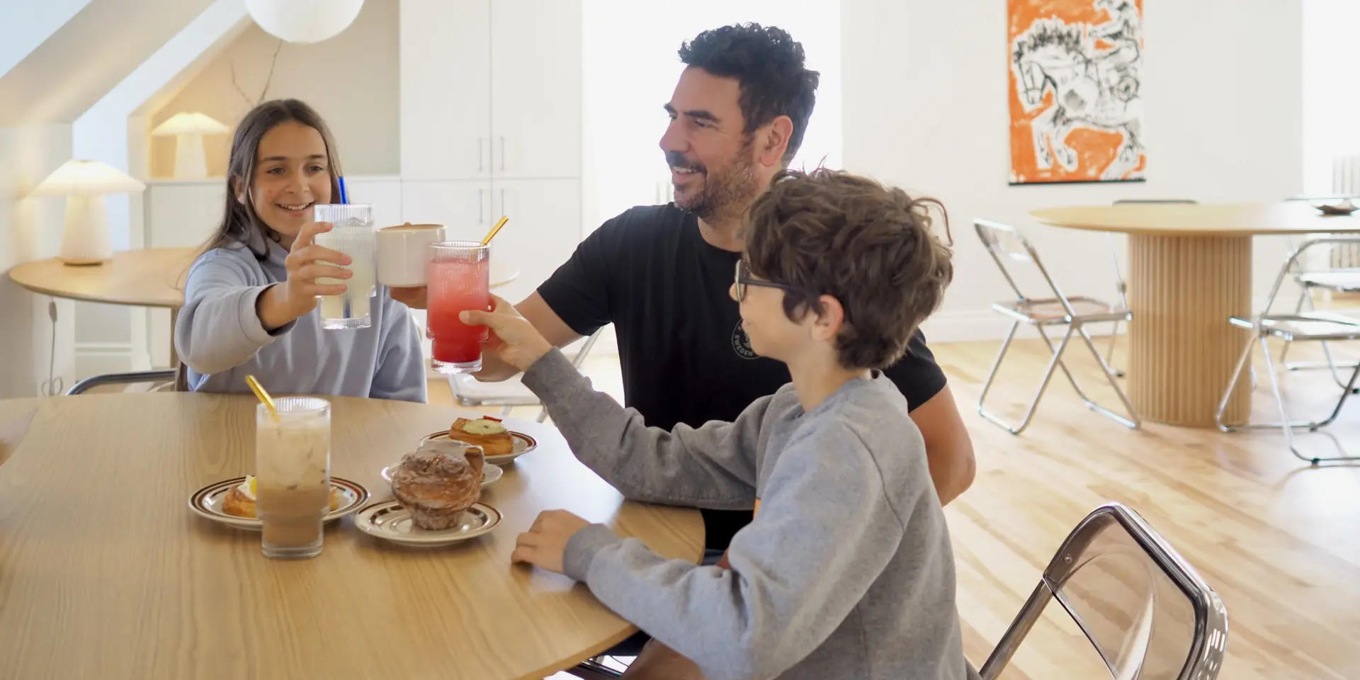 els par 4975 Texte alternatif Une famille au 2e étage de chez Les Madames Café & Boulangerie à Saint-Bernard