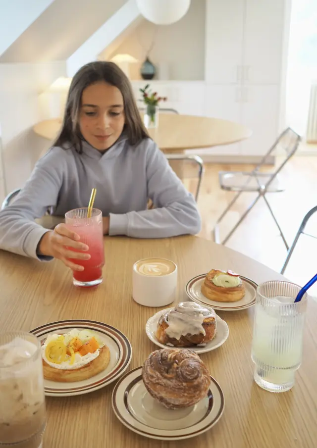 Une jeune fille au 2e étage de chez Les Madames Café & Boulangerie à Saint-Bernard