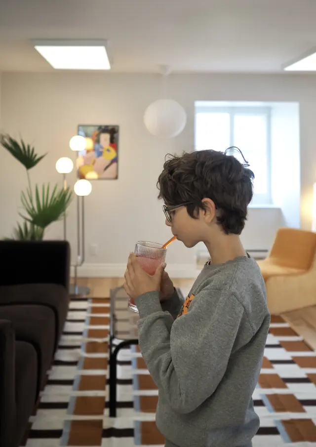 Jeune garçon au 2e étage de chez Les Madames Café & Boulangerie à Saint-Bernard