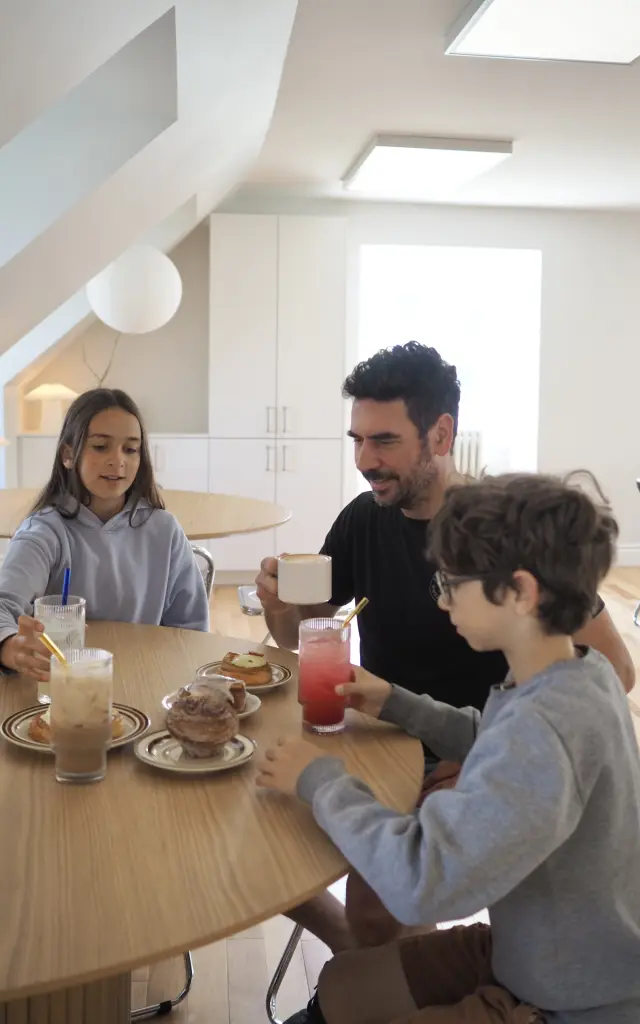 Une famille au 2e étage de chez Les Madames Café & Boulangerie à Saint-Bernard