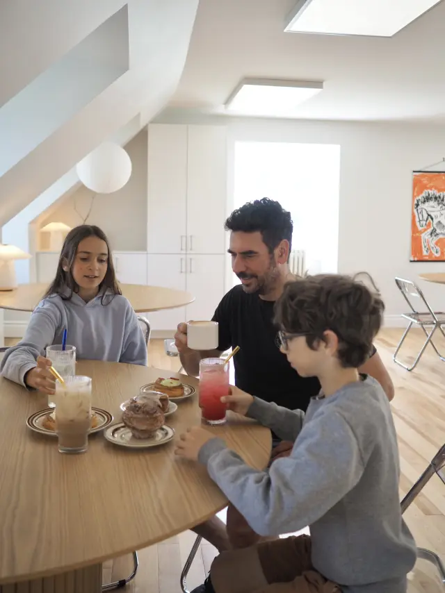 Une famille au 2e étage de chez Les Madames Café & Boulangerie à Saint-Bernard