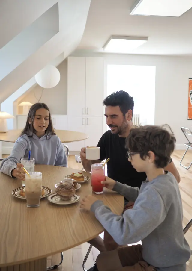 Une famille au 2e étage de chez Les Madames Café & Boulangerie à Saint-Bernard