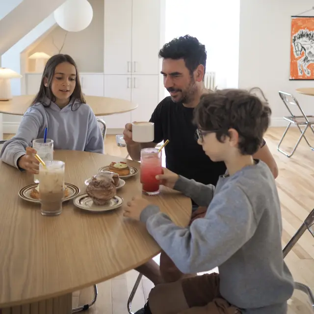 Une famille au 2e étage de chez Les Madames Café & Boulangerie à Saint-Bernard